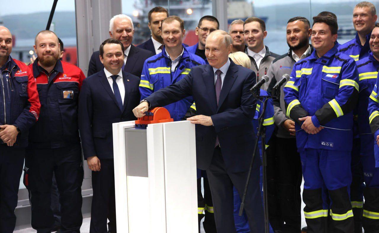 Владимир Путин посетил завод «Арктик СПГ 2» в Мурманске, где в строительстве объектов вспомогательной инфраструктуры была задействована московская ГК «ЭВРИАЛ»